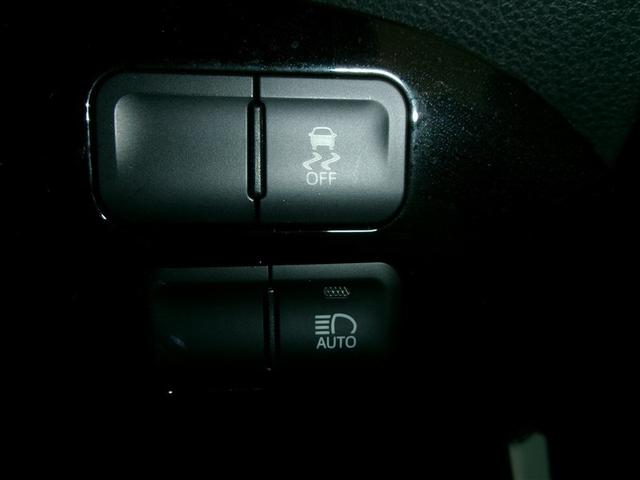 プリウス Ｓ　ＬＥＤライト　スマートエントリー　Ｒカメラ　ＡＵＸ　エアバッグ　オートクルーズ　キーレスエントリー　横滑り防止　オートエアコン　パワーウィンドウ　寒冷地仕様　ＤＶＤ再生可能　４ＷＤ　ＡＢＳ　メモリナビ（20枚目）