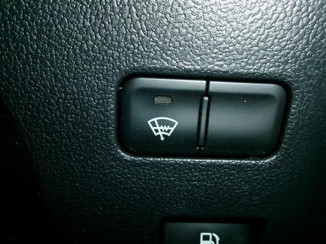 プリウス Ｓ　ＬＥＤライト　スマートエントリー　Ｒカメラ　ＡＵＸ　エアバッグ　オートクルーズ　キーレスエントリー　横滑り防止　オートエアコン　パワーウィンドウ　寒冷地仕様　ＤＶＤ再生可能　４ＷＤ　ＡＢＳ　メモリナビ（21枚目）