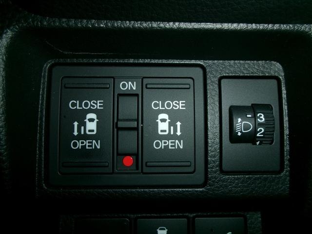 ステップワゴン スパーダ 半革シート クルーズコントロール キーレスエントリー バックモニター アイドリングストップ サイドエアバッグ LEDヘッドランプ スマートキー 4WD 3列シート ETC アルミホイール リアエアコン(22枚目)