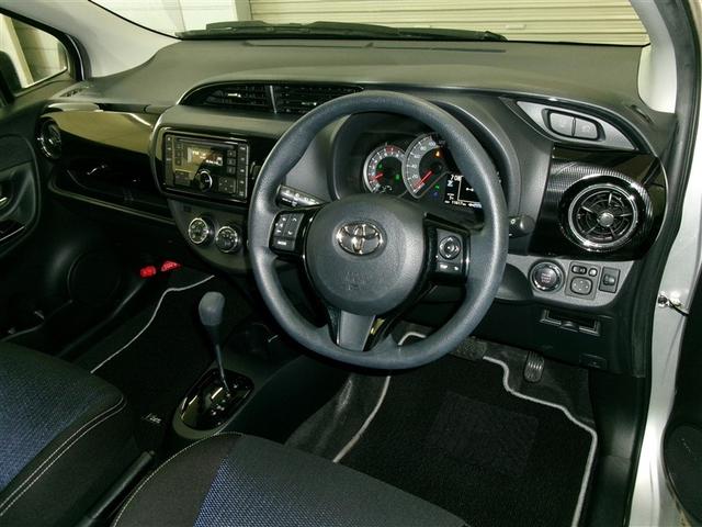 ヴィッツ Ｆ　イモビライザー　衝突被害軽減ブレーキ　ＰＷ　ＥＳＣ　スマートキー　ＰＳ　キーレスエントリー　切替式４ＷＤ　記録簿　ＡＢＳ　エアコン　寒冷地　Ｗエアバッグ　エアバッグ（4枚目）