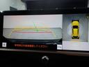 【全方位型モニター】クルマを上空から見下ろしているかのように、直感的に周囲の状況を把握できる全方位型モニター。狭い場所での駐車でも周囲が映像で確認できます。