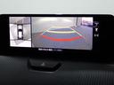 全周囲や後方確認に便利で安全な全方位型モニターとバックカメラも装備しています。