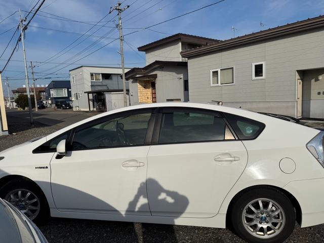 プリウス Ｓ　ワンオーナー　純正ナビ　フルセグＴＶ　純正スターター　Ｆスポイラー　夏冬アルミホイール付　スペアキー　保障　プッシュスタート　スマートキー（7枚目）