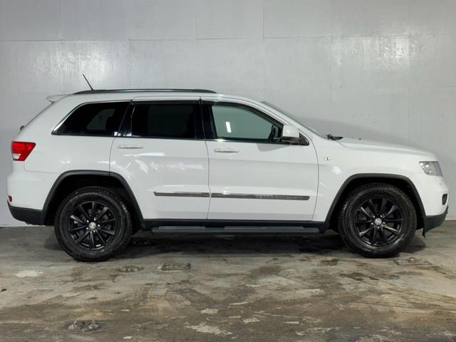 ジープ・グランドチェロキー ラレード　４ＷＤ　フルセグナビ　Ｂｌｕｅｔｏｏｔｈ再生　バックカメラ　ＥＴＣ　前後ドライブレコーダー　ルーフレール　クルーズコントロール　ＨＩＤヘッドライト　パワーシート　オートエアコン（13枚目）