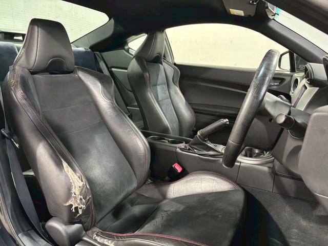 運転席は社外シートに交換も可能です！