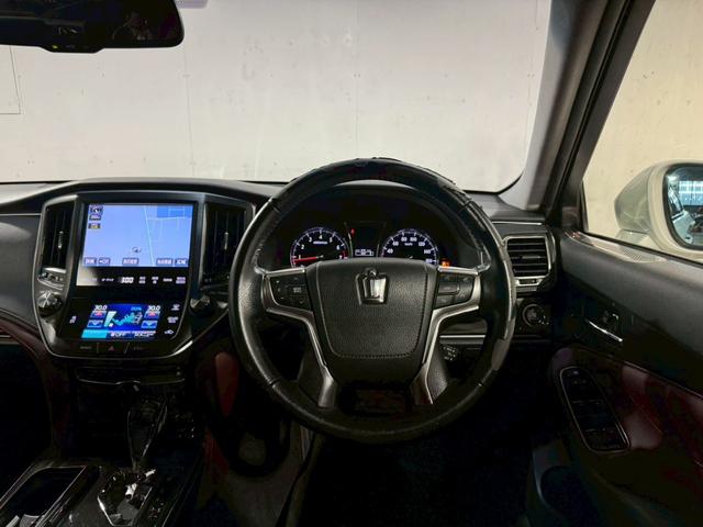 クラウン アスリートＳｉ－Ｆｏｕｒ　エアロ　車高調　カールソン１９インチアルミホイール　マルチナビ　フルセグＴＶ　Ｂｌｕｅｔｏｏｔｈ再生　全方位カメラ　ＥＴＣ　ドライブレコーダー　パワーシート　スマートキー　ＨＩＤヘッドライト（27枚目）