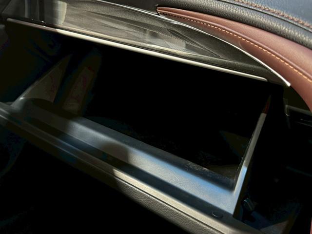 クラウン アスリートＳｉ－Ｆｏｕｒ　エアロ　車高調　カールソン１９インチアルミホイール　マルチナビ　フルセグＴＶ　Ｂｌｕｅｔｏｏｔｈ再生　全方位カメラ　ＥＴＣ　ドライブレコーダー　パワーシート　スマートキー　ＨＩＤヘッドライト（39枚目）