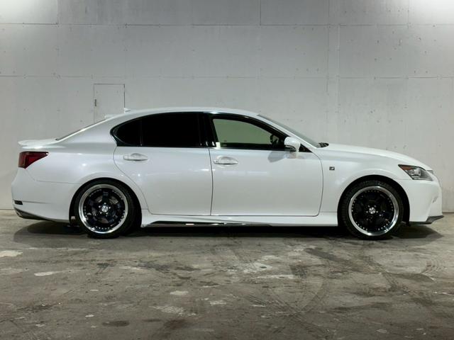 �{�ԗ��́A�e���J�X�^�����{����Ă���܂��B�{�ԗ��ɑ�������Ă���J�X�^���p�[�c�́A�Ԍ����ɒ����E�������K�v�ƂȂ�\�����������܂��B���炩���߂������E�������̂������������������B