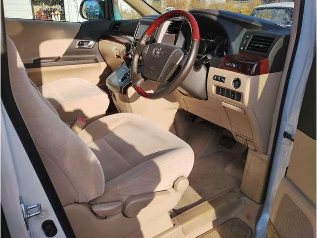 アルファード ２４０Ｘ　車検２年　スマートキー　キーレス　３列シート　両側スライド片側電動ドア　ＨＩＤ　フォグランプ　ＭＴモード付き　サイド・カーテンエアバック　ＡＢＳ　障害物センサー　盗難防止装置　修復歴無し　（白Ｐ）（3枚目）