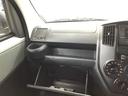 コンソールボックスや、収納スペースが多彩なお車です