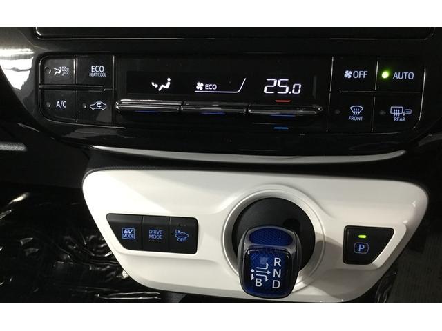 プリウス Ｓセーフティプラス　４ＷＤ　純正ナビ　バックガイドモニター　ドライブレコーダー　リモコンエンジンスターター　ＥＴＣ車載器　デジタルインナーミラー　ステアリングヒーター　ＬＥＤライト　サングラスホルダー　ＣＤＤＶＤ再生（20枚目）