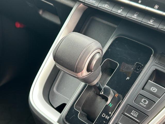 ヴォクシー S-Z 4WD/純正ナビ/パノラミックビューモニター/アドバンストパーク/パワーバックドア/両側パワースライドドア/ステアリングヒーター/前席2列目シートヒーター/ドラレコ/ETC/USB/LED/寒冷地仕様(7枚目)