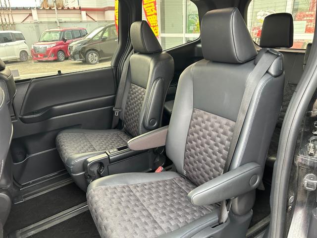 ヴォクシー S-Z 4WD/純正ナビ/パノラミックビューモニター/アドバンストパーク/パワーバックドア/両側パワースライドドア/ステアリングヒーター/前席2列目シートヒーター/ドラレコ/ETC/USB/LED/寒冷地仕様(13枚目)