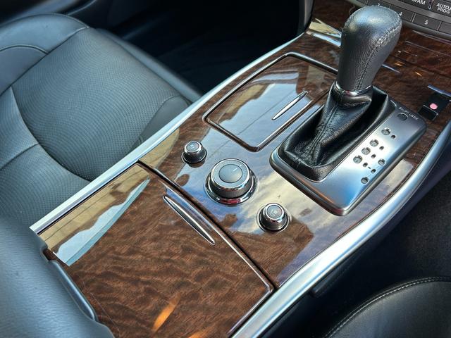 フーガ 370GT FOUR 黒本革シート/純正ナビ/フルセグTV/アラウンドビューモニター/エマージェンシーブレーキ/レーダークルコン/LEDヘッドライト/シートベンチレーション/パワーシート/ETC/全方位運転支援システム(10枚目)