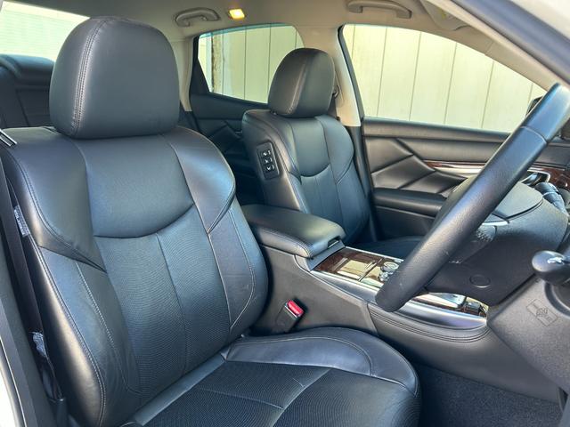 フーガ 370GT FOUR 黒本革シート/純正ナビ/フルセグTV/アラウンドビューモニター/エマージェンシーブレーキ/レーダークルコン/LEDヘッドライト/シートベンチレーション/パワーシート/ETC/全方位運転支援システム(14枚目)