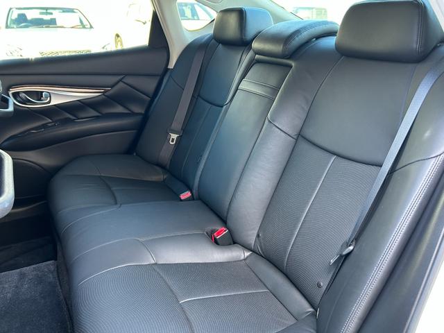 フーガ 370GT FOUR 黒本革シート/純正ナビ/フルセグTV/アラウンドビューモニター/エマージェンシーブレーキ/レーダークルコン/LEDヘッドライト/シートベンチレーション/パワーシート/ETC/全方位運転支援システム(17枚目)