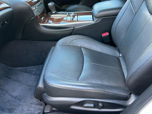 フーガ 370GT FOUR 黒本革シート/純正ナビ/フルセグTV/アラウンドビューモニター/エマージェンシーブレーキ/レーダークルコン/LEDヘッドライト/シートベンチレーション/パワーシート/ETC/全方位運転支援システム(44枚目)