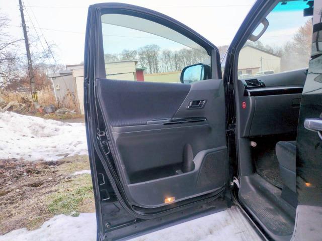 ヴェルファイア ２．４Ｚ　プラチナムセレクション　両側電動スライドドア　フルセグナビ　Ｂカメラ　後席モニター　障害物ソナー　パワーバックドア　左右独立ＡＡＣ　リヤＡＡＣ　１６インチ冬タイヤ＆２０インチ夏タイヤ　オットマン　ＥＴＣ　ＨＩＤ　フォグランプ（30枚目）