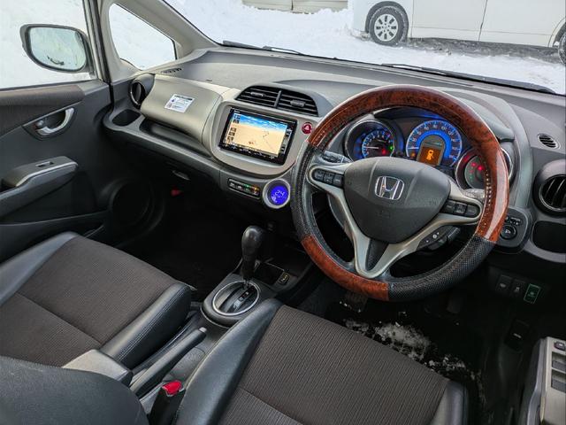 フィットハイブリッド スマートセレクション　ファインスタイル　スマートセレクションファインスタイル　保証付　純正メモリーナビ　バックカメラ　ＴＶ　ＤＶＤ　ＥＴＣ　ＨＩＤ　ＶＳＡ　シ－トヒ－タ－　クルコン　スマ－トキー　盗難防止装置　　ＡＡＣ　Ｗエアバッグ（4枚目）