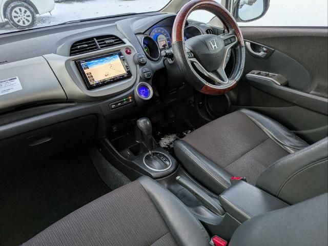 フィットハイブリッド スマートセレクション　ファインスタイル　スマートセレクションファインスタイル　保証付　純正メモリーナビ　バックカメラ　ＴＶ　ＤＶＤ　ＥＴＣ　ＨＩＤ　ＶＳＡ　シ－トヒ－タ－　クルコン　スマ－トキー　盗難防止装置　　ＡＡＣ　Ｗエアバッグ（12枚目）