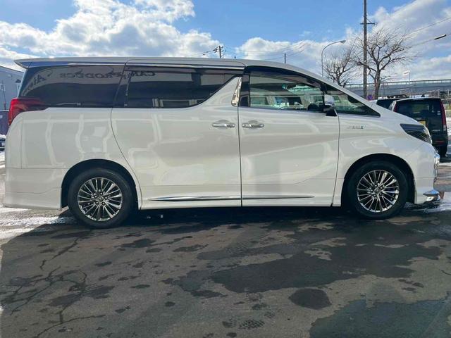 アルファードハイブリッド エグゼクティブラウンジＳ　４ＷＤ　バックカメラ　サイドカメラ　ナビ　ＴＶ　クリアランスソナー　オートクルーズコントロール　レーンアシスト　衝突被害軽減システム　両側電動スライドドア　オートマチックハイビーム　オートライト（6枚目）