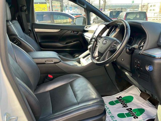 アルファードハイブリッド エグゼクティブラウンジＳ　４ＷＤ　バックカメラ　サイドカメラ　ナビ　ＴＶ　クリアランスソナー　オートクルーズコントロール　レーンアシスト　衝突被害軽減システム　両側電動スライドドア　オートマチックハイビーム　オートライト（30枚目）