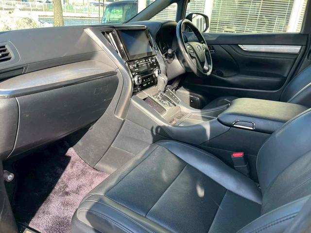 アルファードハイブリッド エグゼクティブラウンジＳ　４ＷＤ　バックカメラ　サイドカメラ　ナビ　ＴＶ　クリアランスソナー　オートクルーズコントロール　レーンアシスト　衝突被害軽減システム　両側電動スライドドア　オートマチックハイビーム　オートライト（33枚目）