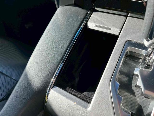 アルファードハイブリッド エグゼクティブラウンジＳ　４ＷＤ　バックカメラ　サイドカメラ　ナビ　ＴＶ　クリアランスソナー　オートクルーズコントロール　レーンアシスト　衝突被害軽減システム　両側電動スライドドア　オートマチックハイビーム　オートライト（43枚目）