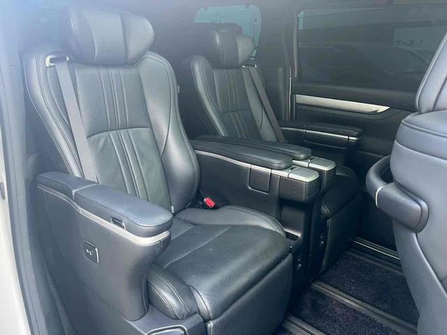 アルファードハイブリッド エグゼクティブラウンジＳ　４ＷＤ　バックカメラ　サイドカメラ　ナビ　ＴＶ　クリアランスソナー　オートクルーズコントロール　レーンアシスト　衝突被害軽減システム　両側電動スライドドア　オートマチックハイビーム　オートライト（52枚目）