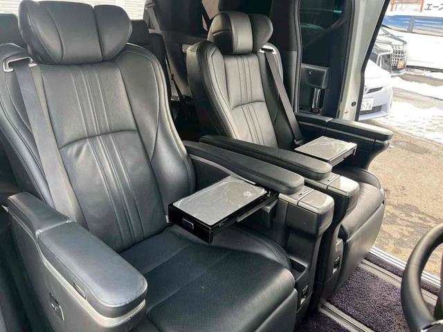 アルファードハイブリッド エグゼクティブラウンジＳ　４ＷＤ　バックカメラ　サイドカメラ　ナビ　ＴＶ　クリアランスソナー　オートクルーズコントロール　レーンアシスト　衝突被害軽減システム　両側電動スライドドア　オートマチックハイビーム　オートライト（58枚目）