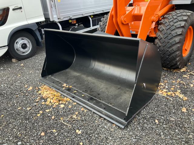 日本 　日立　ＺＷ８０Ｓ－５Ｂ　０．９立米　バケット幅１９９ｃｍ　スノースパイクタイヤ　ダブルヒーター　　ディーゼル（7枚目）
