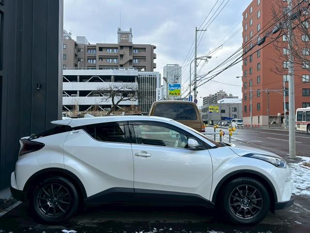 Ｃ－ＨＲ Ｇ－Ｔ　寒冷地仕様　４ＷＤ　ＬＥＤヘッドライト　純正１８インチＡＷ　　ＢＳＭ　ＲＣＴＡ　ＡＣＣ　９インチナビ　バックカメラ　シートヒーター　ＥＴＣ　ドライブレコーダー（13枚目）