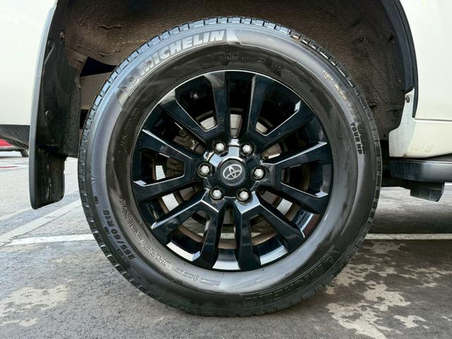 ランドクルーザープラド ＴＸ　Ｌパッケージ　７０ｔｈアニバーサリーリミテッド　ワンオーナー　禁煙車　ルーフレール　トヨタ純正ナビ　ＥＴＣ　バックカメラ　純正１８インチホイール　電動シート　　シートベンチレーション　レーダークルーズコントロール　７０Ｔｈ純正フロアマット（9枚目）