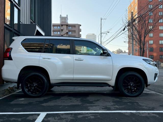 ランドクルーザープラド ＴＸ　Ｌパッケージ　７０ｔｈアニバーサリーリミテッド　ワンオーナー　禁煙車　ルーフレール　トヨタ純正ナビ　ＥＴＣ　バックカメラ　純正１８インチホイール　電動シート　　シートベンチレーション　レーダークルーズコントロール　７０Ｔｈ純正フロアマット（10枚目）