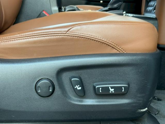 ランドクルーザープラド ＴＸ　Ｌパッケージ　７０ｔｈアニバーサリーリミテッド　ワンオーナー　禁煙車　ルーフレール　トヨタ純正ナビ　ＥＴＣ　バックカメラ　純正１８インチホイール　電動シート　　シートベンチレーション　レーダークルーズコントロール　７０Ｔｈ純正フロアマット（12枚目）