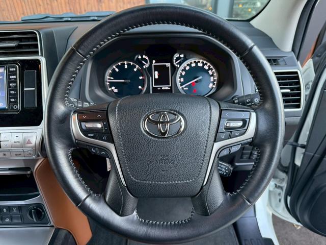 ランドクルーザープラド ＴＸ　Ｌパッケージ　７０ｔｈアニバーサリーリミテッド　ワンオーナー　禁煙車　ルーフレール　トヨタ純正ナビ　ＥＴＣ　バックカメラ　純正１８インチホイール　電動シート　　シートベンチレーション　レーダークルーズコントロール　７０Ｔｈ純正フロアマット（16枚目）