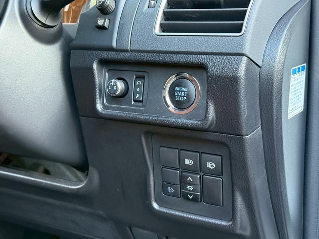 ランドクルーザープラド ＴＸ　Ｌパッケージ　７０ｔｈアニバーサリーリミテッド　ワンオーナー　禁煙車　ルーフレール　トヨタ純正ナビ　ＥＴＣ　バックカメラ　純正１８インチホイール　電動シート　　シートベンチレーション　レーダークルーズコントロール　７０Ｔｈ純正フロアマット（25枚目）