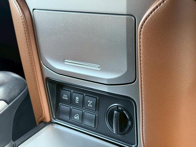 ランドクルーザープラド ＴＸ　Ｌパッケージ　７０ｔｈアニバーサリーリミテッド　ワンオーナー　禁煙車　ルーフレール　トヨタ純正ナビ　ＥＴＣ　バックカメラ　純正１８インチホイール　電動シート　　シートベンチレーション　レーダークルーズコントロール　７０Ｔｈ純正フロアマット（28枚目）