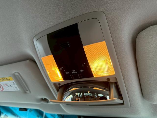 ランドクルーザープラド ＴＸ　Ｌパッケージ　７０ｔｈアニバーサリーリミテッド　ワンオーナー　禁煙車　ルーフレール　トヨタ純正ナビ　ＥＴＣ　バックカメラ　純正１８インチホイール　電動シート　　シートベンチレーション　レーダークルーズコントロール　７０Ｔｈ純正フロアマット（32枚目）