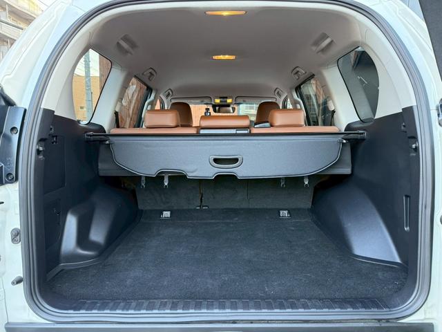 ランドクルーザープラド ＴＸ　Ｌパッケージ　７０ｔｈアニバーサリーリミテッド　ワンオーナー　禁煙車　ルーフレール　トヨタ純正ナビ　ＥＴＣ　バックカメラ　純正１８インチホイール　電動シート　　シートベンチレーション　レーダークルーズコントロール　７０Ｔｈ純正フロアマット（40枚目）