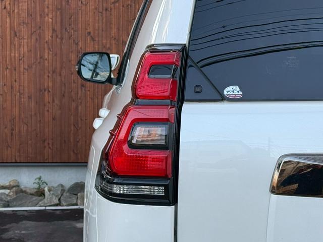 ランドクルーザープラド ＴＸ　Ｌパッケージ　７０ｔｈアニバーサリーリミテッド　ワンオーナー　禁煙車　ルーフレール　トヨタ純正ナビ　ＥＴＣ　バックカメラ　純正１８インチホイール　電動シート　　シートベンチレーション　レーダークルーズコントロール　７０Ｔｈ純正フロアマット（53枚目）