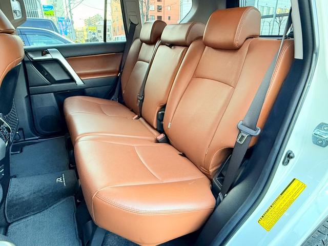 ランドクルーザープラド ＴＸ　Ｌパッケージ　７０ｔｈアニバーサリーリミテッド　ワンオーナー　禁煙車　ルーフレール　トヨタ純正ナビ　ＥＴＣ　バックカメラ　純正１８インチホイール　電動シート　　シートベンチレーション　レーダークルーズコントロール　７０Ｔｈ純正フロアマット（70枚目）