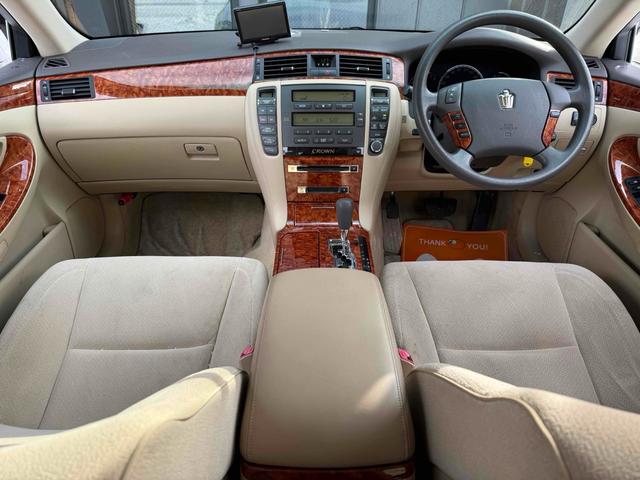クラウン ロイヤルエクストラｉ－Ｆｏｕｒ　４ＷＤ　オートクルーズコントロール　アルミホイール　ＨＩＤ　ＡＴ　キーレスエントリー　電動格納ミラー　盗難防止システム　ＣＤ　衝突安全ボディ　ＡＢＳ　ＥＳＣ　エアコン　パワーステアリング（2枚目）