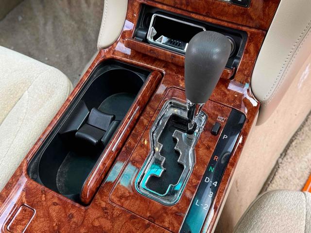 クラウン ロイヤルエクストラｉ－Ｆｏｕｒ　４ＷＤ　オートクルーズコントロール　アルミホイール　ＨＩＤ　ＡＴ　キーレスエントリー　電動格納ミラー　盗難防止システム　ＣＤ　衝突安全ボディ　ＡＢＳ　ＥＳＣ　エアコン　パワーステアリング（5枚目）