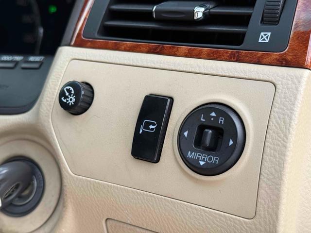 クラウン ロイヤルエクストラｉ－Ｆｏｕｒ　４ＷＤ　オートクルーズコントロール　アルミホイール　ＨＩＤ　ＡＴ　キーレスエントリー　電動格納ミラー　盗難防止システム　ＣＤ　衝突安全ボディ　ＡＢＳ　ＥＳＣ　エアコン　パワーステアリング（6枚目）