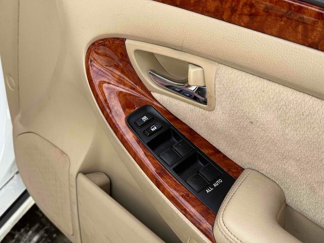 クラウン ロイヤルエクストラｉ－Ｆｏｕｒ　４ＷＤ　オートクルーズコントロール　アルミホイール　ＨＩＤ　ＡＴ　キーレスエントリー　電動格納ミラー　盗難防止システム　ＣＤ　衝突安全ボディ　ＡＢＳ　ＥＳＣ　エアコン　パワーステアリング（7枚目）