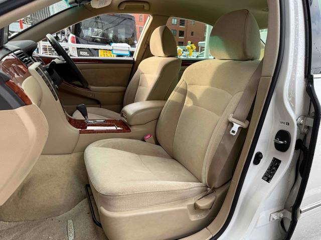 クラウン ロイヤルエクストラｉ－Ｆｏｕｒ　４ＷＤ　オートクルーズコントロール　アルミホイール　ＨＩＤ　ＡＴ　キーレスエントリー　電動格納ミラー　盗難防止システム　ＣＤ　衝突安全ボディ　ＡＢＳ　ＥＳＣ　エアコン　パワーステアリング（10枚目）