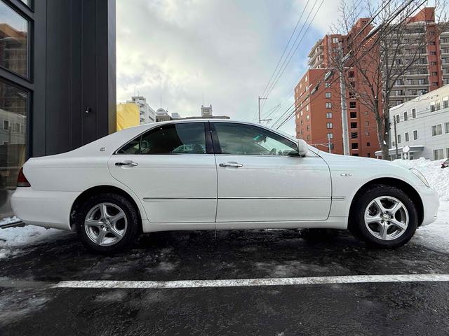 クラウン ロイヤルエクストラｉ－Ｆｏｕｒ　４ＷＤ　オートクルーズコントロール　アルミホイール　ＨＩＤ　ＡＴ　キーレスエントリー　電動格納ミラー　盗難防止システム　ＣＤ　衝突安全ボディ　ＡＢＳ　ＥＳＣ　エアコン　パワーステアリング（14枚目）