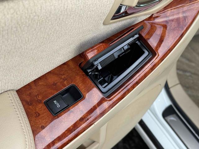 クラウン ロイヤルエクストラｉ－Ｆｏｕｒ　４ＷＤ　オートクルーズコントロール　アルミホイール　ＨＩＤ　ＡＴ　キーレスエントリー　電動格納ミラー　盗難防止システム　ＣＤ　衝突安全ボディ　ＡＢＳ　ＥＳＣ　エアコン　パワーステアリング（30枚目）