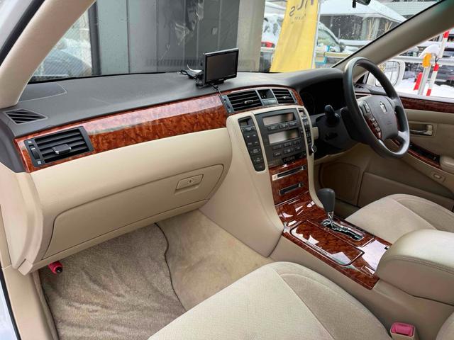 クラウン ロイヤルエクストラｉ－Ｆｏｕｒ　４ＷＤ　オートクルーズコントロール　アルミホイール　ＨＩＤ　ＡＴ　キーレスエントリー　電動格納ミラー　盗難防止システム　ＣＤ　衝突安全ボディ　ＡＢＳ　ＥＳＣ　エアコン　パワーステアリング（42枚目）